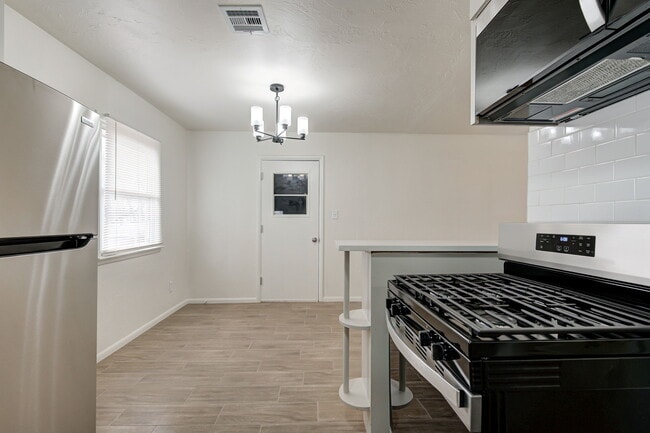 Building Photo - 4704 SE 18th St