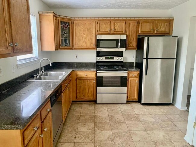 Building Photo - Spacious 3 Level 3 Bedroom Townhouse