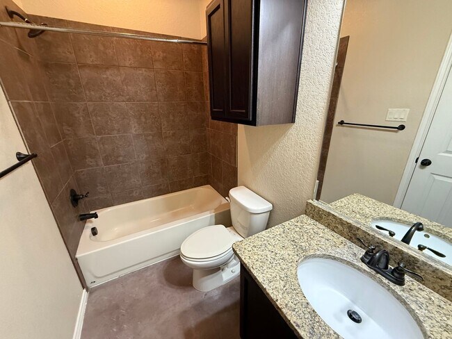 Building Photo - 3bd 2ba Duplex in Prime Location
