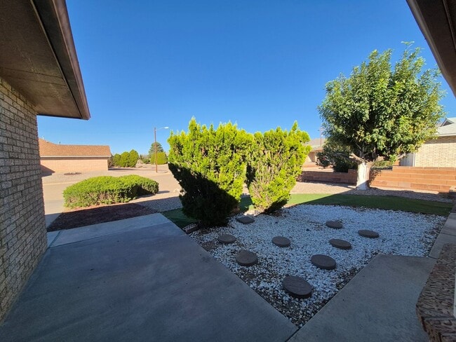 Building Photo - 3 Bedroom 2 Bath