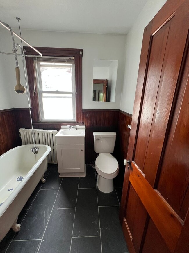 Building Photo - Large Newly Renovated 3 Bed/1 Bath Single ...