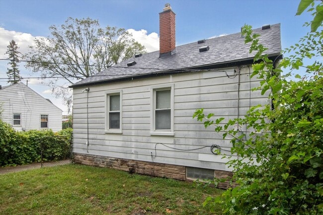 Building Photo - 3 bedroom $1200