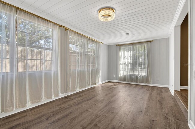 Building Photo - 815 W Lowry Ln