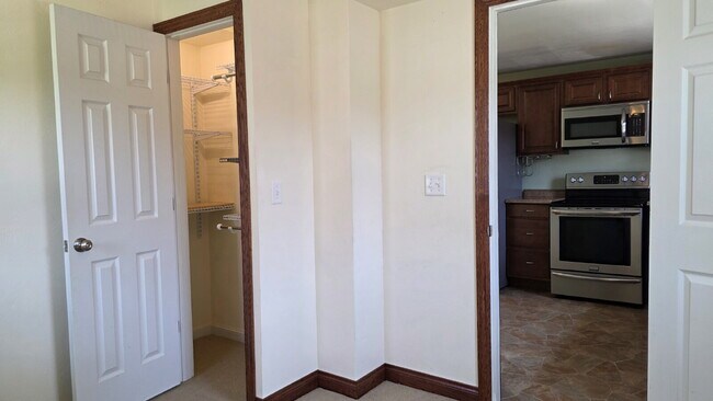 Building Photo - Large 2 bedroom Duplex- LOWER
