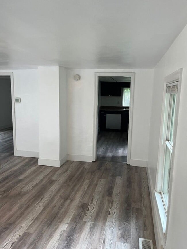 Building Photo - Charming 2-Bedroom Home Near Switchyard Pa...