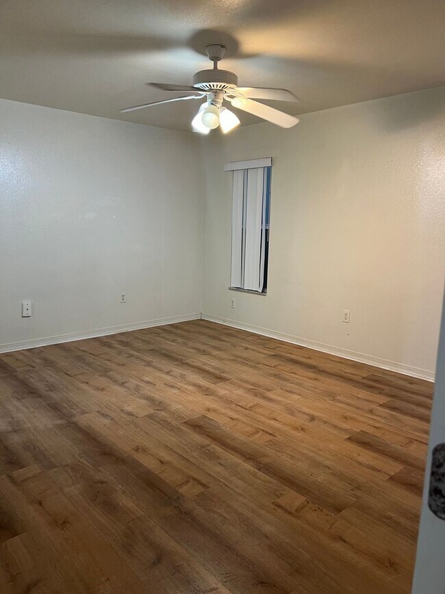 Building Photo - 4520