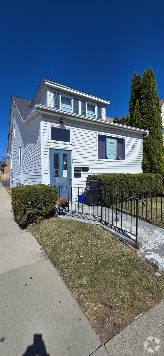 Building Photo - 2902 Pine Ave