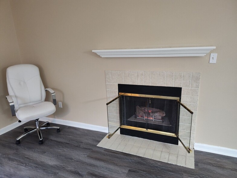 Building Photo - 301 Abbey Cir