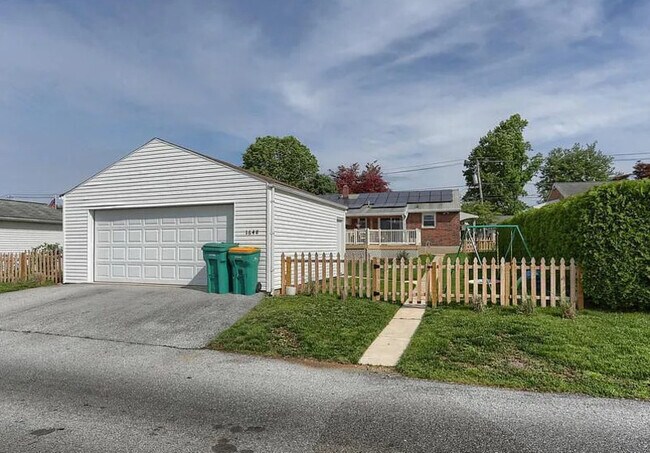 Building Photo - 1648 E Caracas Ave