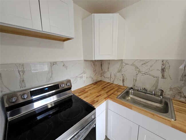 Building Photo - 118 NW 8th Ave