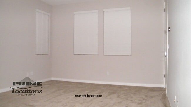 Building Photo - Spacious modern living