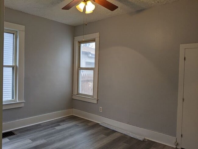 Building Photo - 2 bedroom 1 bath cottage