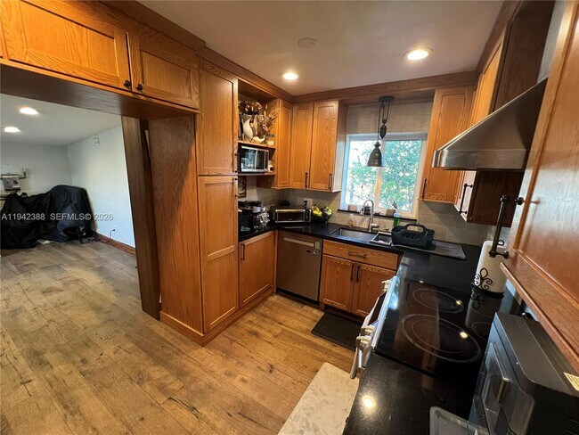 Building Photo - 8801 SW 42nd St