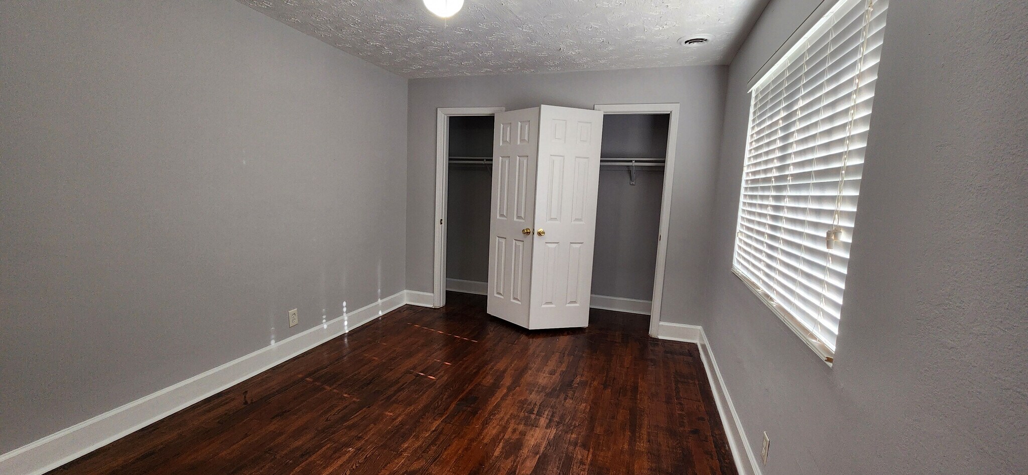 Building Photo - Room in Apartment on 8th St