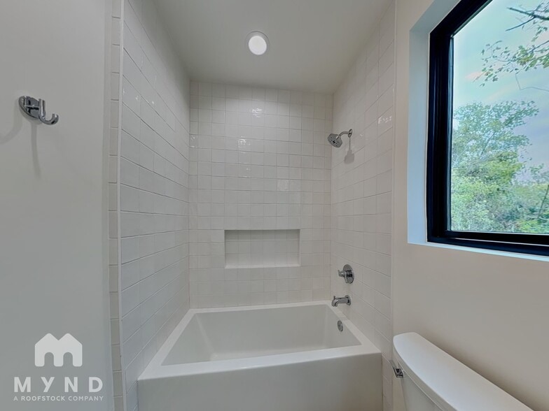 Building Photo - 1119 Mahan Dr