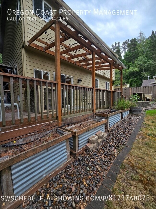 Building Photo - 520 Pettinger St