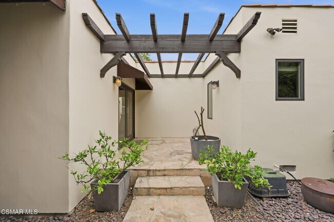 Building Photo - 732 N Alta Vista Blvd