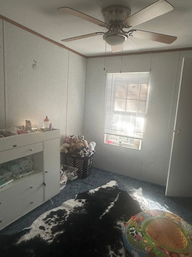 Building Photo - 3 bedroom 2 bath with plenty of space inside and out and gorgeous views!