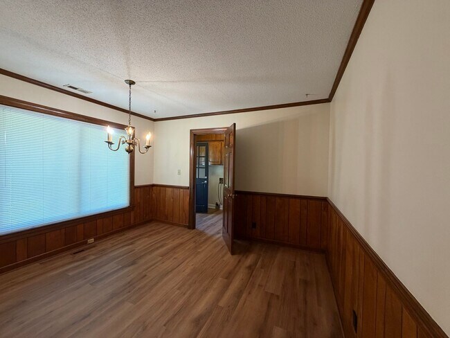 Building Photo - 124 Rock Creek Dr S