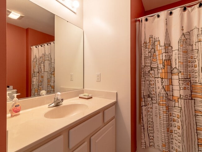 Building Photo - YEAR ROUND RENTAL- FURNISHED - 3 BEDROOM CONDO - WOODS COVE