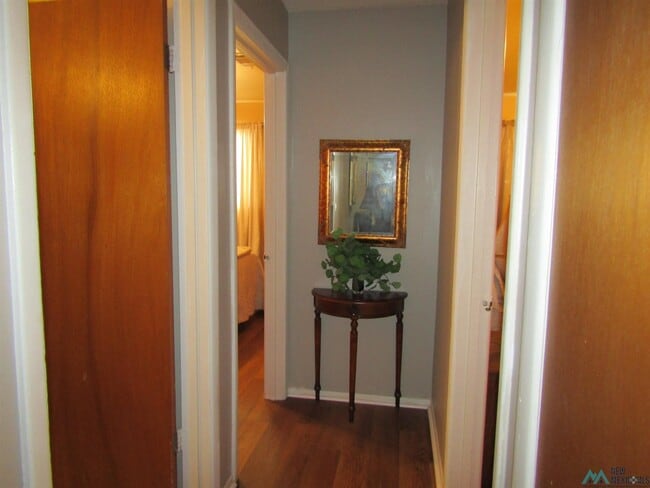 Building Photo - 605 1/2 W Quay Ave