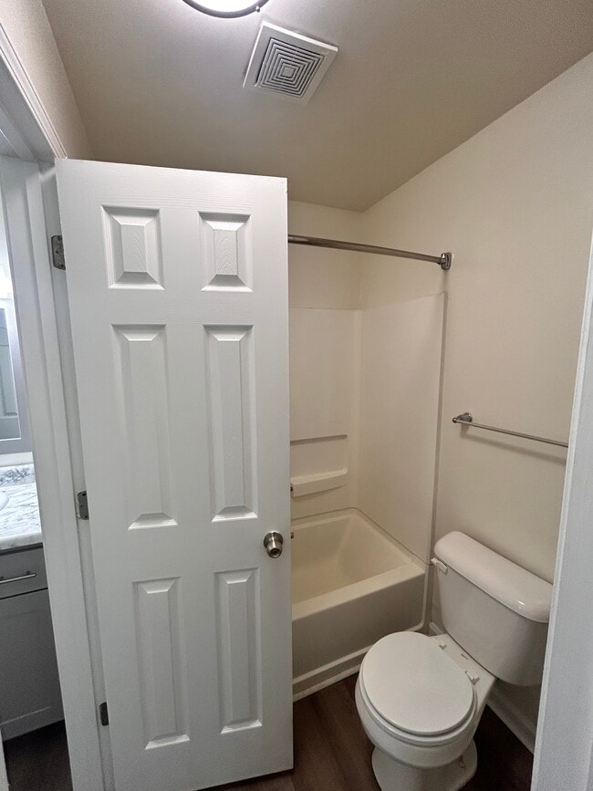 Building Photo - 1121 Fords Pointe Cir
