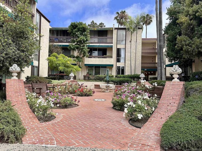 Building Photo - 6455 La Jolla Blvd