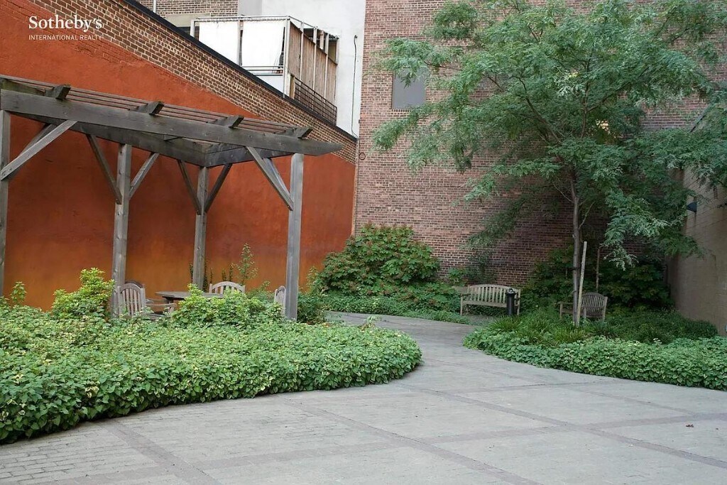 Building Photo - 520 W 23 St