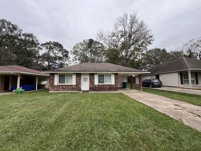 Primary Photo - Charming Home in the Highly Desirable Zachary School District!