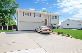 Building Photo - 1707 Manatuck Blvd