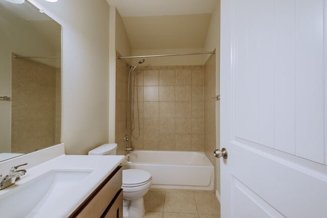 Building Photo - Beautiful & Convenient 3 Bedroom, 2 Bath H...