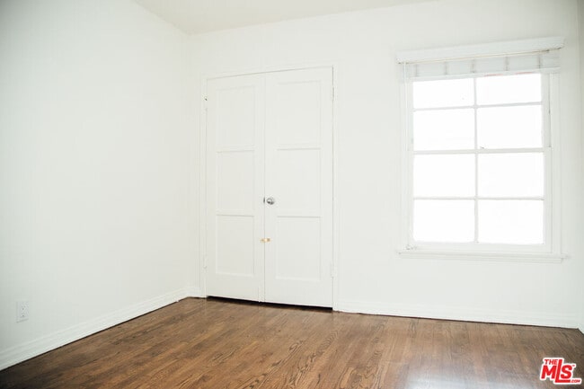 Building Photo - 521 Hollister Ave