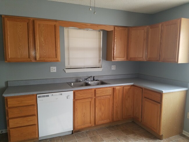 Building Photo - AVAILABLE! Beautiful 3 Bedroom Home in Nor...
