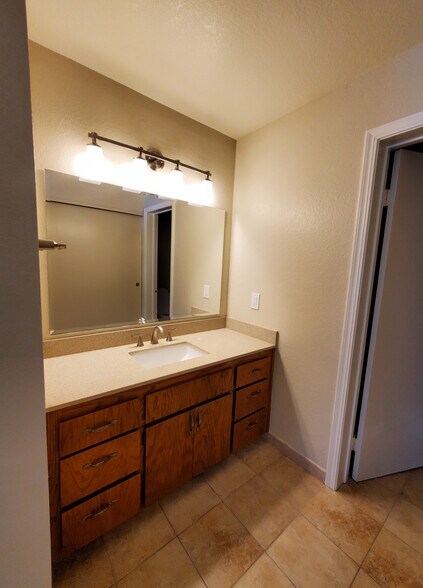 Building Photo - 2072 Fostoria Cir