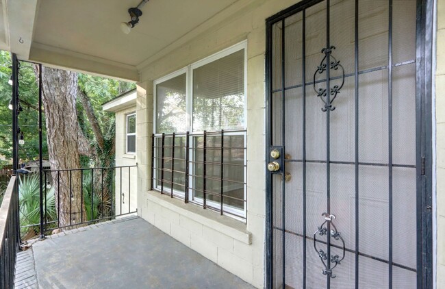 Building Photo - Carriage House apartment, near downtown, w...