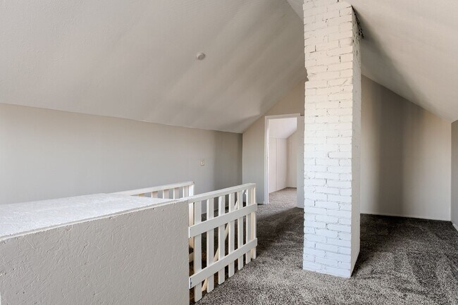 Building Photo - 925/927 Goodhue Blvd