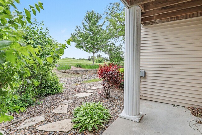 Building Photo - 612 Bos Landen Dr