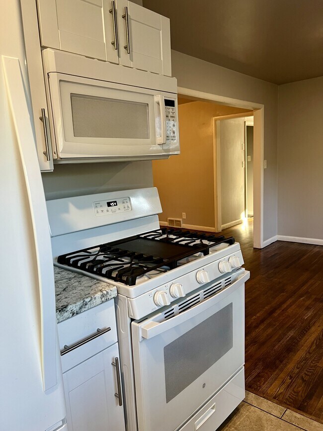 Building Photo - 107 N Gillette Ave