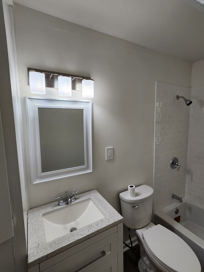 Building Photo - 2142 Tullis Dr