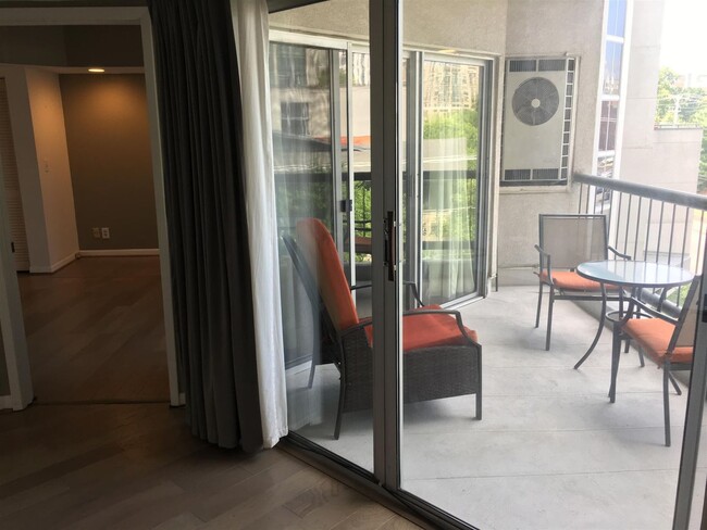 Building Photo - Incredible Location! Convenient 1BE/1BA living in the heart of Music Row!!