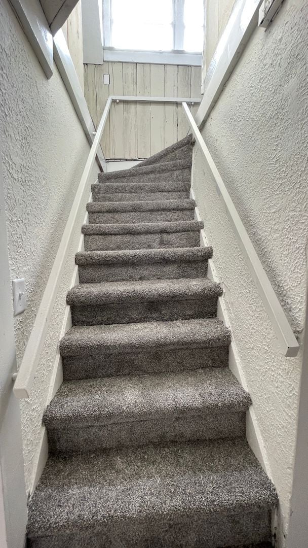 Building Photo - UPSTAIRS....2 Bedroom 1 Bath