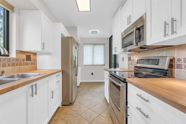 Building Photo - 15405 Miami Lakeway N