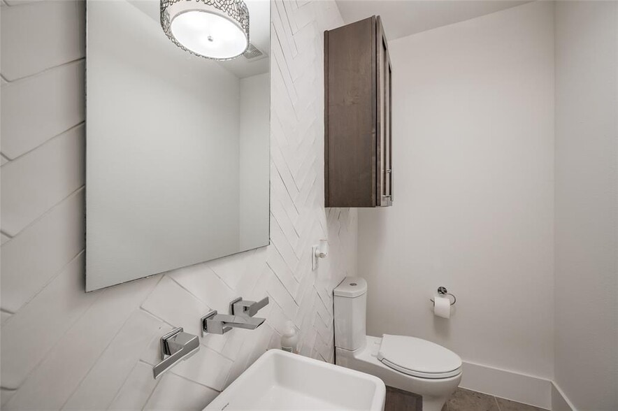 2nd floor Half Bath - 1912 Maryland St