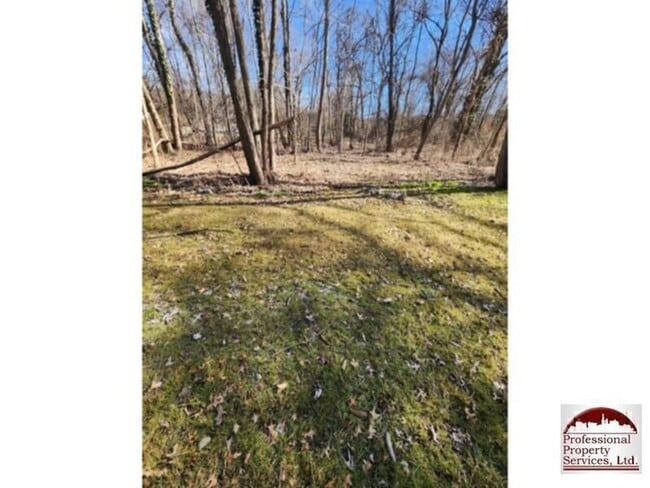 Building Photo - Country Living Near Commuter Routes