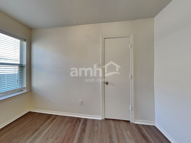 Building Photo - 2803 Seastrand Ln