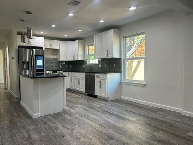 Building Photo - 908 Plateau Cir
