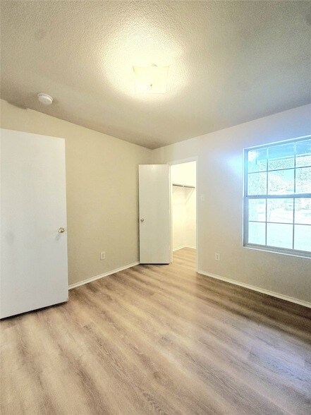 Building Photo - 715 Hallvale Dr