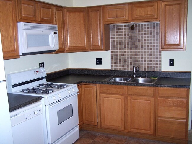 Building Photo - Very sharp 3BR 1 bath ranch home in Normal...