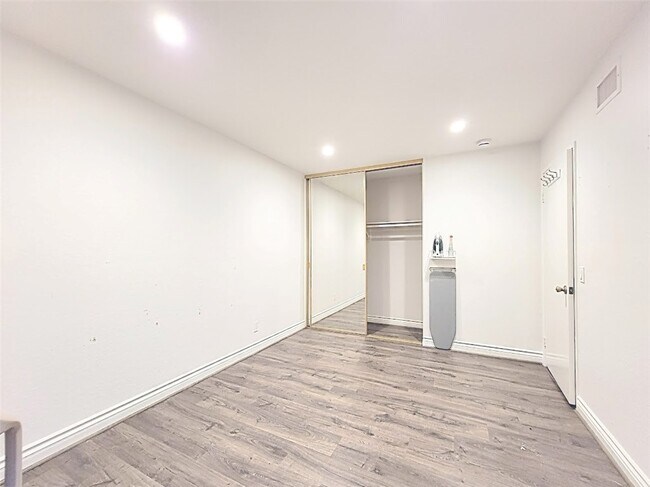 Building Photo - 28506 Barbosa