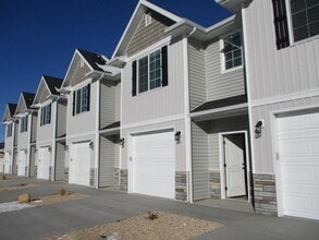 Building Photo - 3 Bed 2.5 Bath -Newer town home living in ...